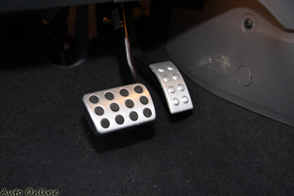 鋁合金油門、煞車踏板,除了增加戰鬥氣息之外,表面的橡膠材質也有防滑的作用。