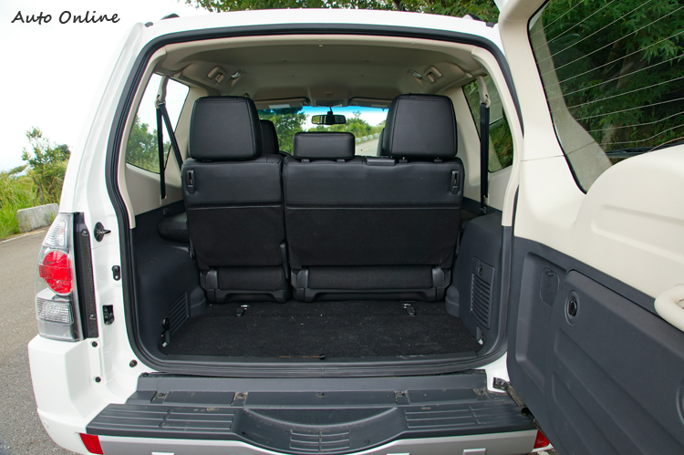 座椅不放倒時行李廂就有415公升的容量。