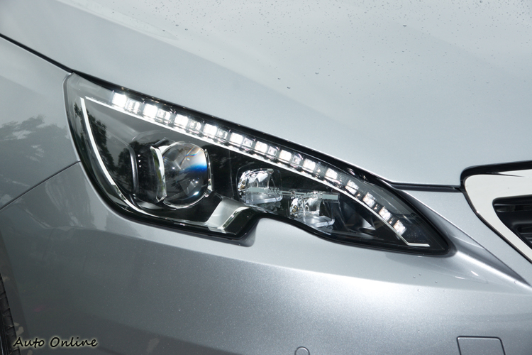 中高階車型配備整合了日行燈眉的全LED頭燈。