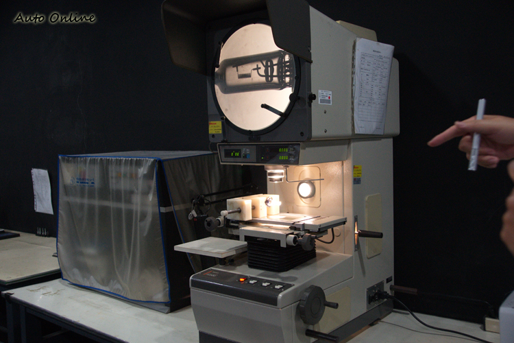 透過光學投影儀來檢測燈絲形狀與尺寸。