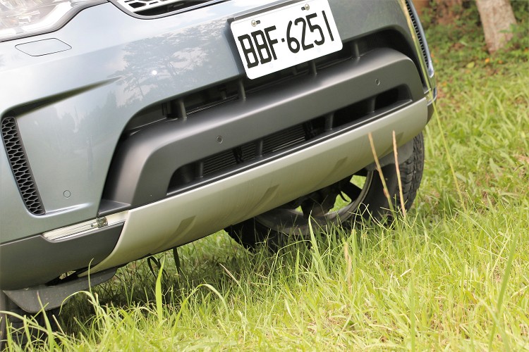 車頭前保桿下方有防刮的塑料材質,如果要使用拖車鉤必須將它移除。