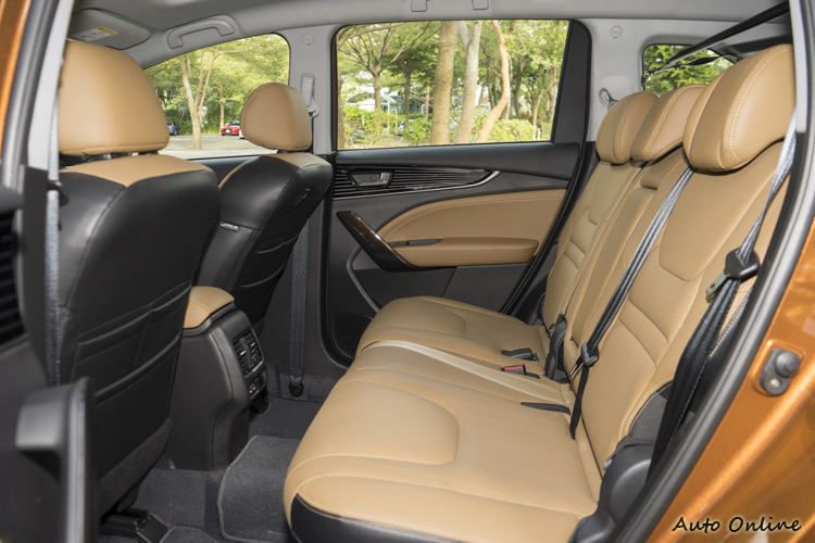 後座腿部空間相當不錯。