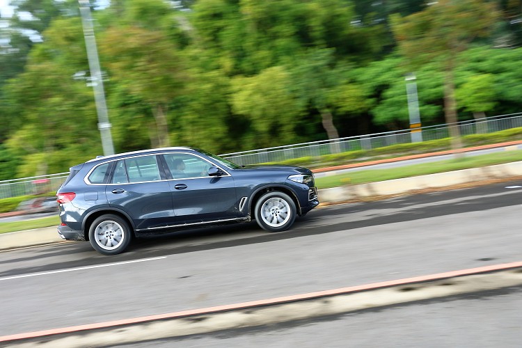 扭力則有45.9公斤米,1500轉的超低轉速就可達到峰值,驅使這輛2070公斤的大胖子也能有輕快反應。