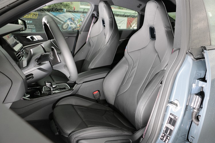 兩張包覆支撐性極佳的Dakota真皮M款跑車座椅是BMW迷中的夢幻逸品。