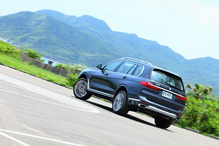 前後軸自動水平氣壓式懸吊系統在切換Sport模式或者是時速超過138公里時,車身將會自動降低20毫米。