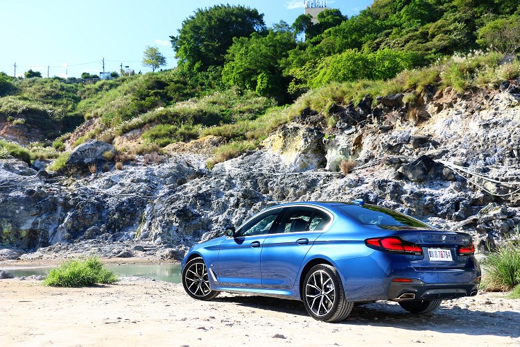 限量300台的首發版車型上面,原廠免費升級19吋M款Y輻式專屬輪圈與電子懸吊系統。