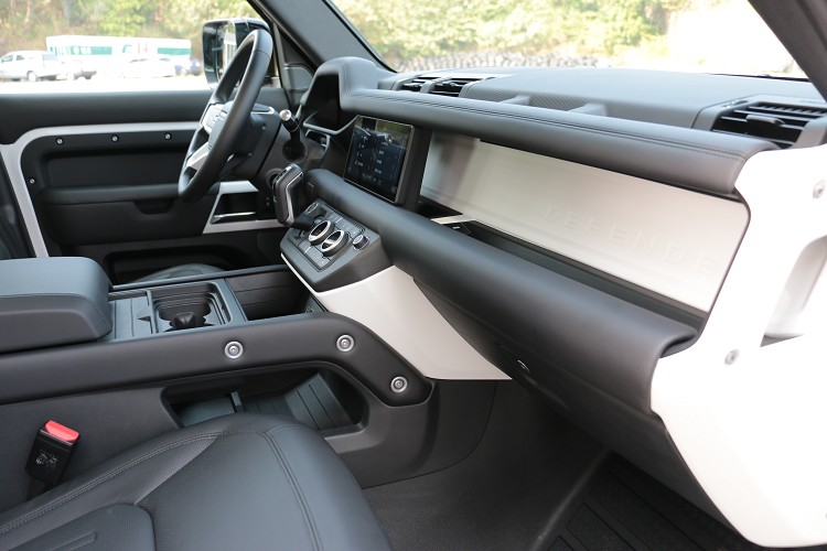 車輛的內裝設計相當硬派且以功能性為主,一點都沒有向RR靠攏的意思。