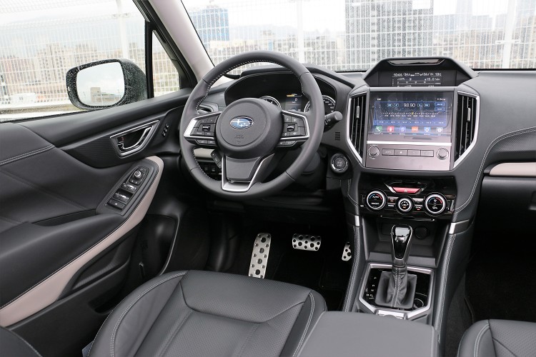 造型與配備依舊維持小改前樣貌,可以從很多地方看到家族化元素,多處塑料殼外都包上皮質來增加質感。