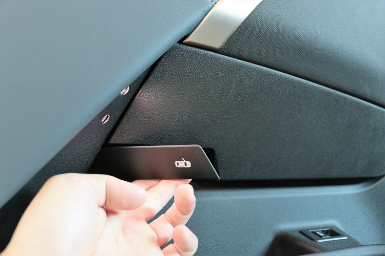 開門除了按鈕之外,也配備傳統機構以備不時之需。