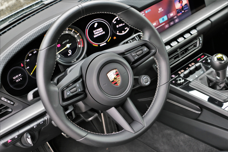 行車模式旋鈕相當直覺的設置在方向盤上,有Normal、Sport以及Track三種。