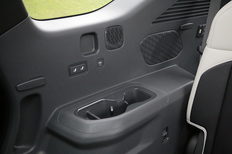 第三排兩側都設置杯座和扶手,並有充電插槽和椅被傾倒控制鍵,甚至可打開尾門。