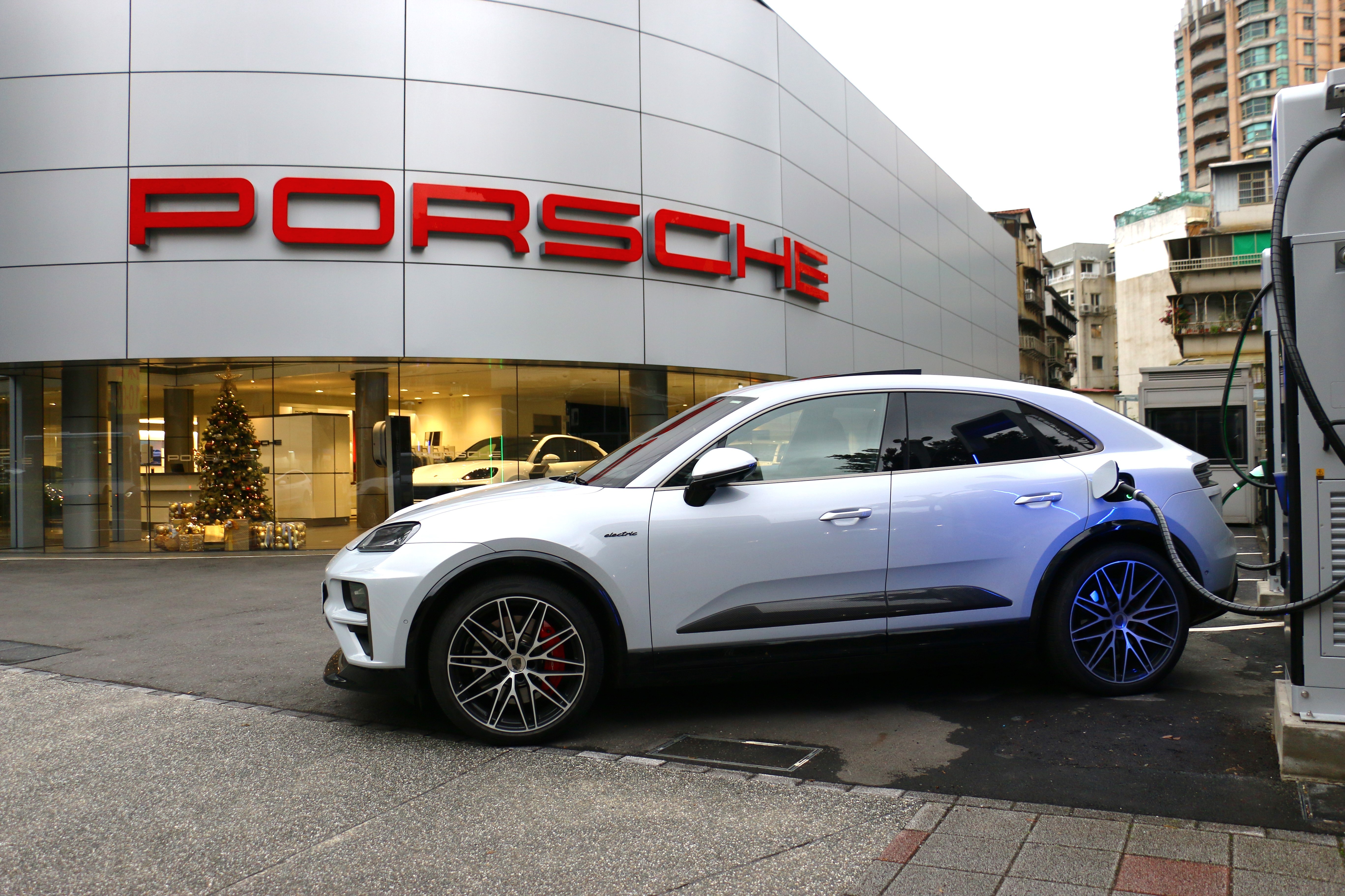 Macan Turbo ELECTRIC 的最高充電功率可達270kW。這意味著當我停好車，插上充電槍，僅需約 21 分鐘就能將電量從10%充至80%。