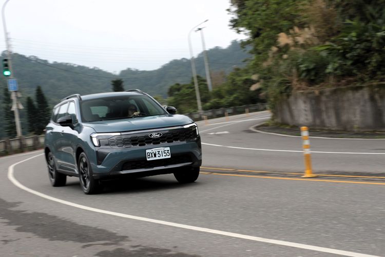 如此強悍性能的同時，它依然能繳出平均油耗 20.0km/L 的優異成績，意味著一桶油即具備破千公里的續航能力。