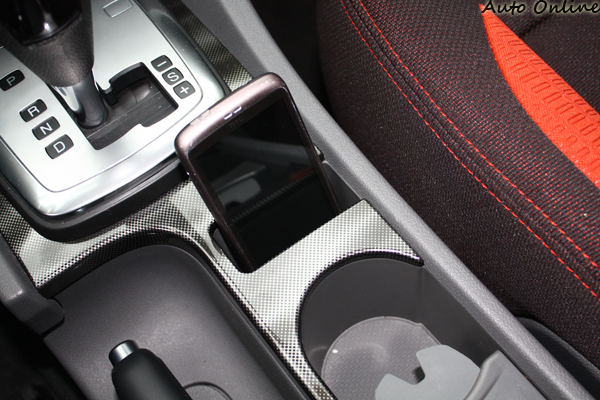 排檔桿後方的凹槽剛好可以拿來放手機大小的物品。