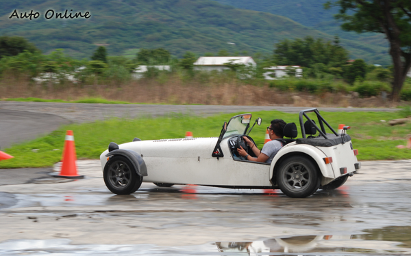 僅555公斤的車重造就極佳的馬力重量比,精準的轉向讓人大呼過癮。