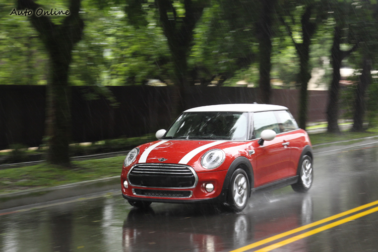 Cooper在急加速的過程中變速箱反應會慢上一些,建議排入M模式會獲得更好的反應回饋。