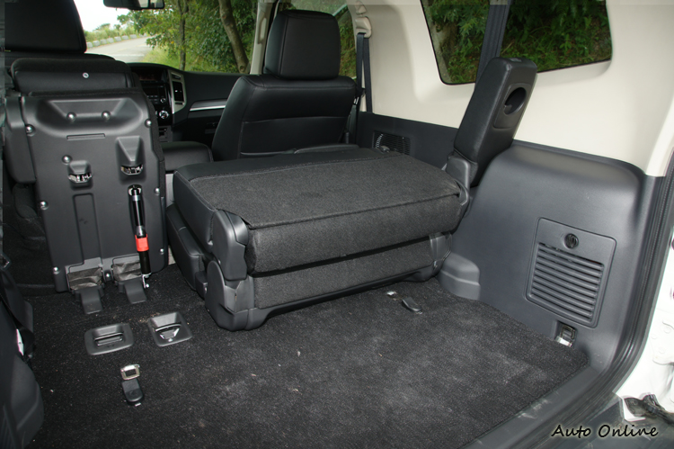 前後排座椅都可以放平,圖中就示範一下第二排的樣子。