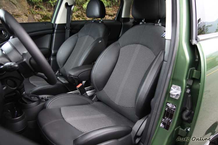 布質的雙前座跑車座椅質感還不賴,支撐性也不錯。