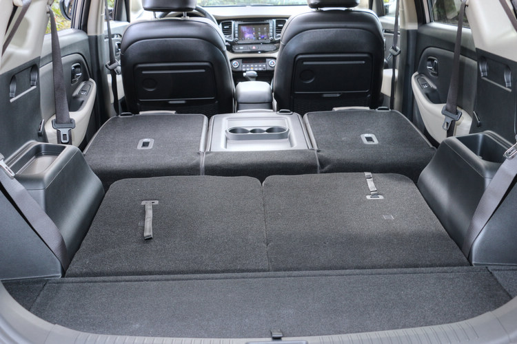 平整的載物空間可以滿足絕大多數家庭前往量販店採購的需求。