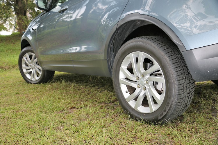 EAS電子試氣壓式懸吊,有一定範圍車身高度調整,人員上下車的時候會降低以利方便進出。