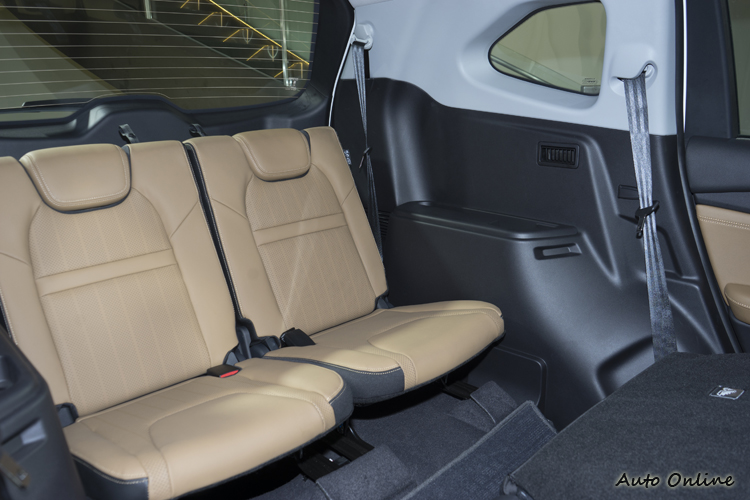 七人座車型的第三排座椅坐進成人還算OK,不是僅供孩童乘坐。