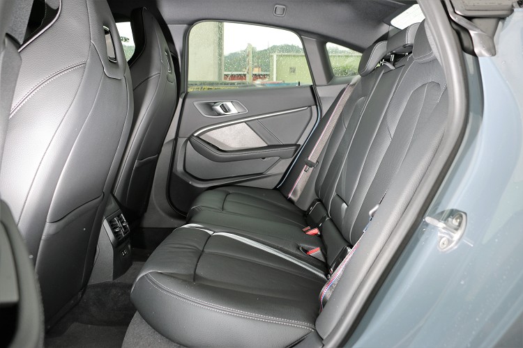 後座空間還可接受,頭部受限於車頂影響,進出稍微有點壓迫感。