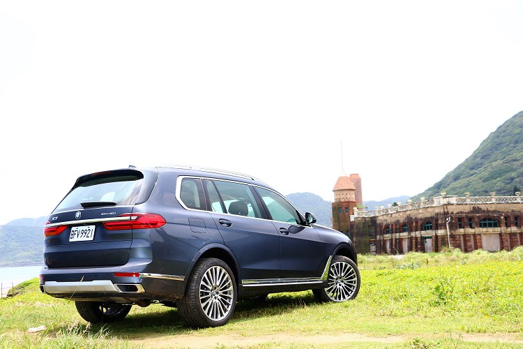 488萬元可擁有大型的休旅車七人座配置,奢華的頂級內裝與配備,強勁的動力輸出表現,霸氣的車身造型扮相等,算算這價格似乎非常超值。