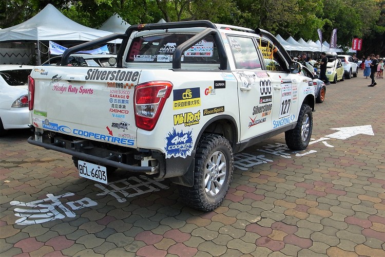 車尾一樣有安裝特殊的保險桿,後斗粗壯的防滾架,裡面需配置兩條備胎以及千斤頂等換胎工具,這些在驗車的時候都是檢查重點項目。