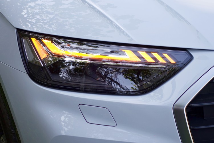 Matrix矩陣式LED頭燈為標準配備,整合動態轉向燈和自動遠光燈功能。