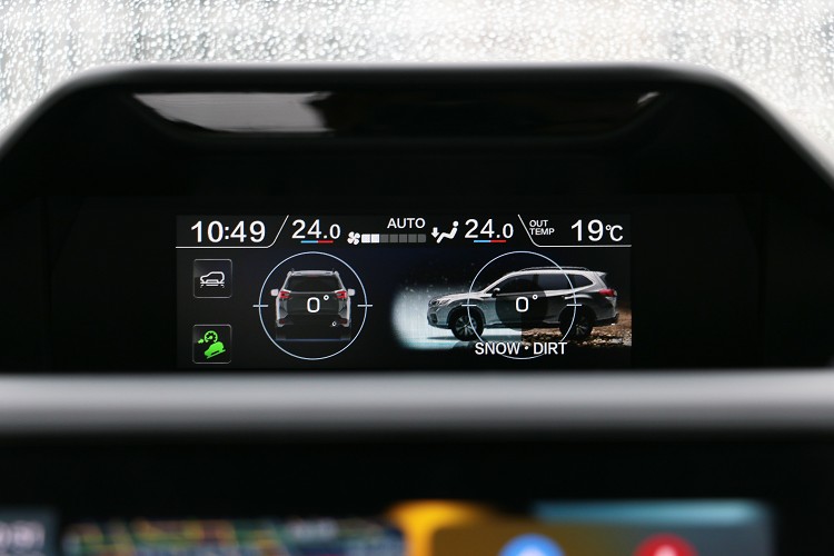中控台上方的小螢幕可監控車輛多種資訊。