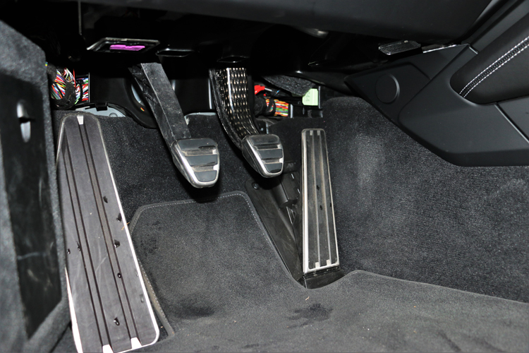 Porsche的手排不像日系車手排車,離合器與油門的搭配要果斷,不允許慢慢放離合器的動作,半點遲疑就會熄火。