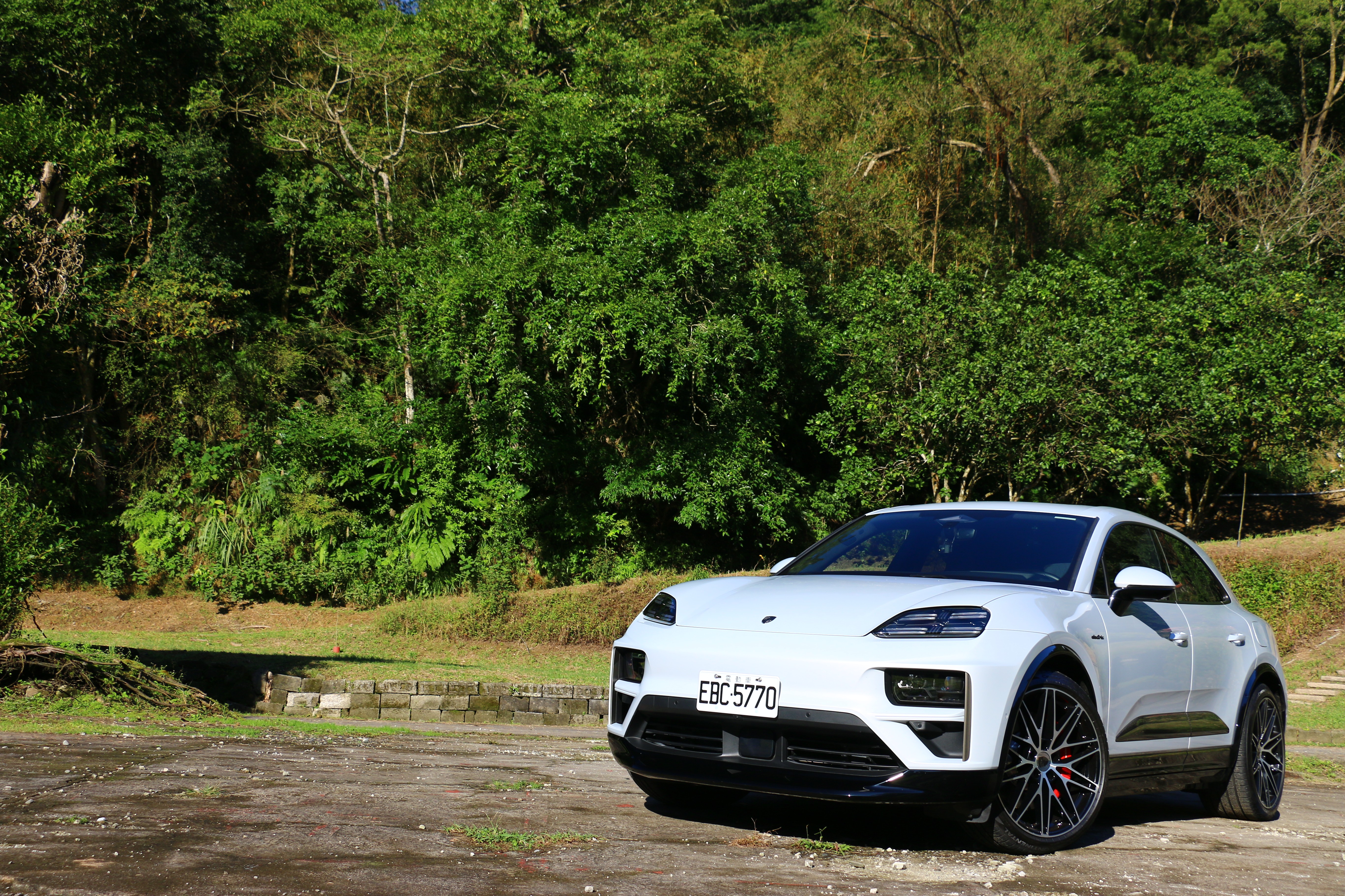 它沒有了排氣管的咆哮，卻換來了更細膩的動力輸出、更安靜的座艙環境，以及足以在紅綠燈起步時秒殺大多數跑車的實力。