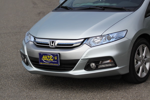 水箱護罩上的藍色邊條其實是Hybrid的象徵,與淡藍色的頭燈遮罩相互輝映。