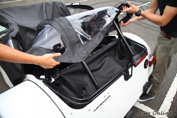 車後其實有一個小小的行李箱,不過放進頂篷後也差不多滿了。