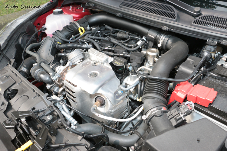 Fiesta最大馬力有125hp及17.34kgm最大扭力,引擎震動也被抑制的很好!