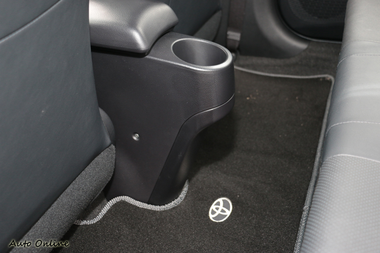 果嶺式的底板設計讓中間乘客也有充分的腿部空間。