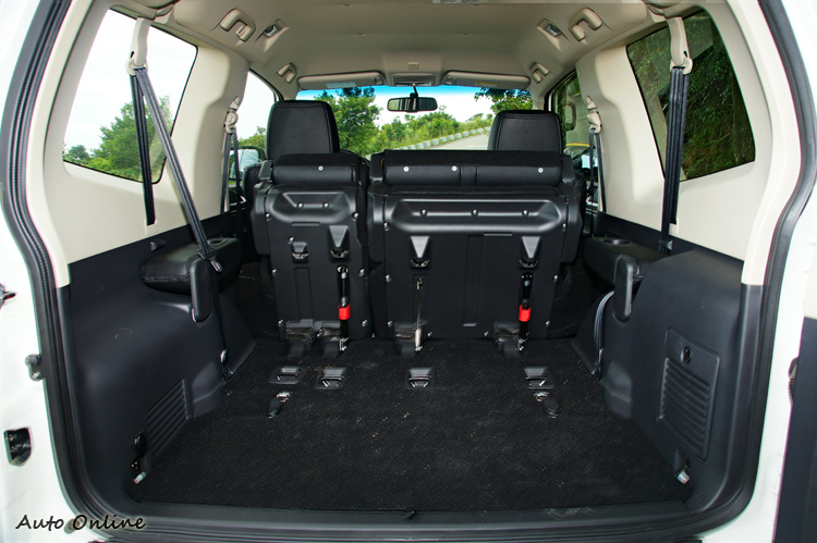 除了放平椅背,後排座椅還可整個向前翻。