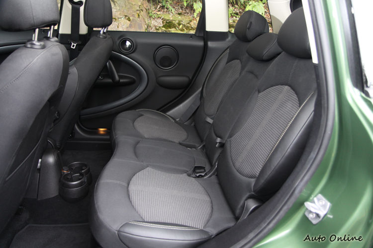 後座由於置杯架的關係比較適合兩人乘坐,不然就是坐中間的猜拳猜輸了。