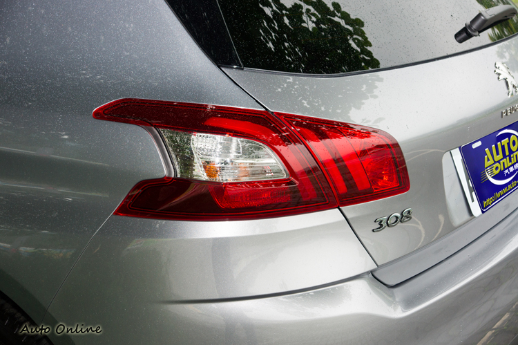 PEUGEOT車款少不了的特徵—獅爪造型尾燈。