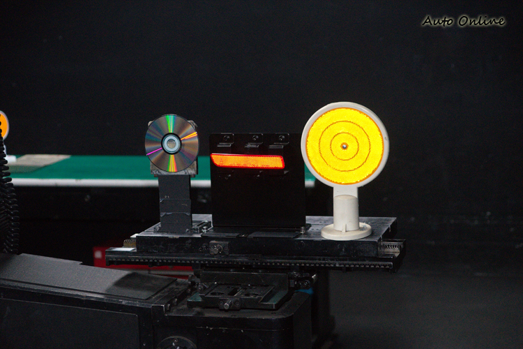 從近處看好像反光板與CD都「蠻亮」的,但遠距離下CD反光難以看清,差別就很明顯。