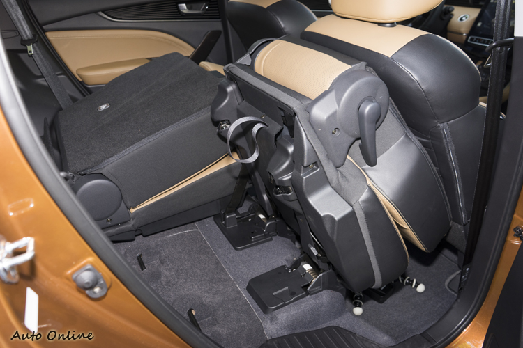 第二排座椅可從後方或中控螢幕一鍵輕鬆前翻。