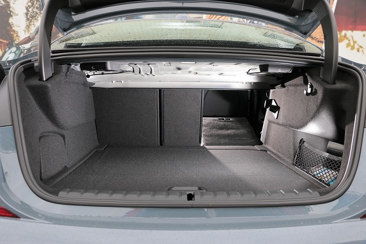 高達430公升的行李廂容積與40/20/40分離可傾倒後座椅背,不會再因為跑車空間不足而失去該有的空間機能。