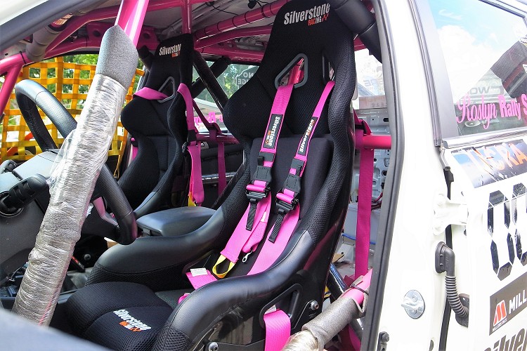 雙前桶型座椅與六點式安全帶則是Silverstone Racing部品,安全帶的顏色也是沈佳穎所指定,這讓陽剛的賽車多幾分粉紅泡泡特殊氛圍。