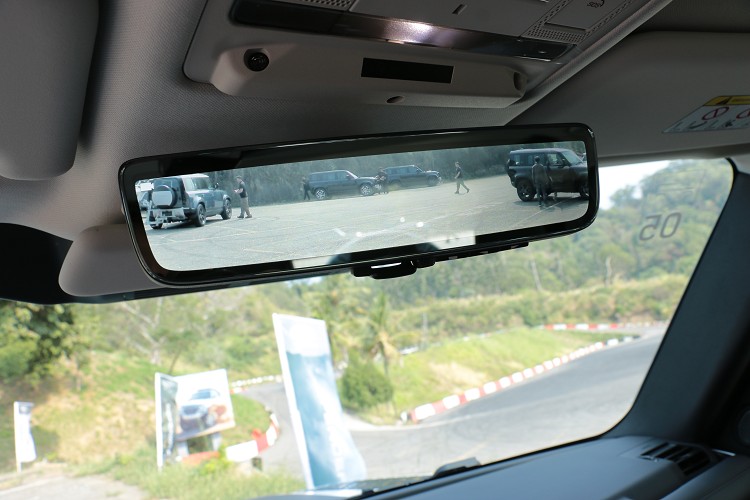 標準配備ClearSight車內後照鏡,就算視線被後行李廂物品阻擋也不用怕。