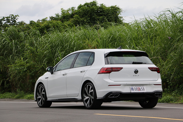 和230 eTSI所用的扭力樑後懸吊不一樣,280 eTSI配置的是比較複雜的獨立式多連桿,R-Line車型還換上運動化懸吊系統。