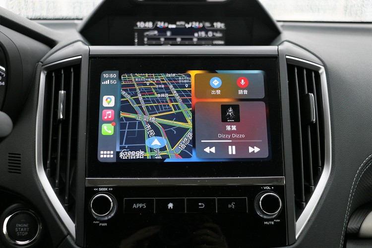 中控台上醒目的8吋觸控智慧影音系統支援Apple Car Play等系統。