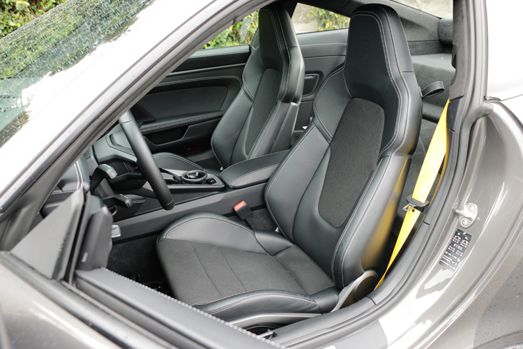 試駕車沒有選配賽車桶型座椅,雙前座四向電動調整跑車化座椅保留該有便利與舒適。