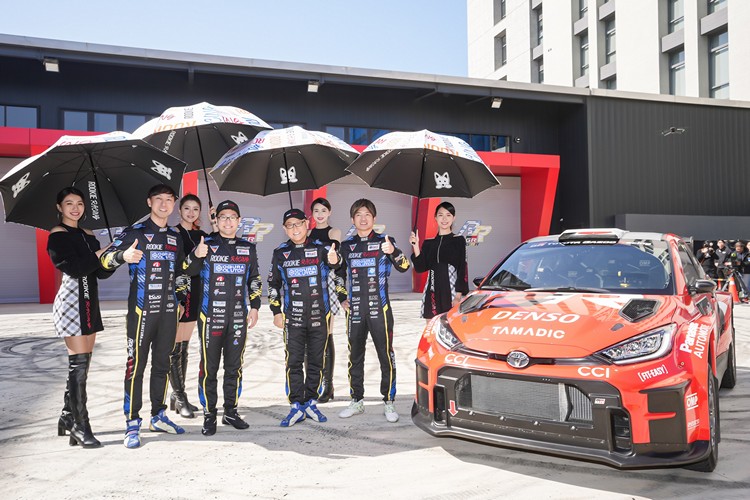 MORIZO(前排右二)與 ROOKIE Racing 車手豐田大輔(前排左二)、石浦宏明(前排左一)、大嶋和也(前排右一)共同參與開幕活動。