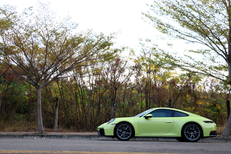 電動車快嗎？當然快。數據漂亮嗎？非常漂亮。但 911 Carrera 提供的，是一種「參與感」的對位。