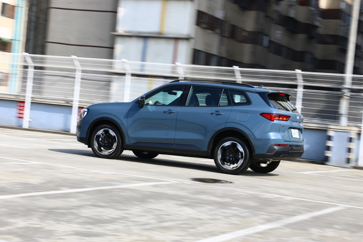 針對油電系統開發的「舒適煞車模式」，更是展現了福特對於乘坐舒適性的極致苛求，有效消弭混合動力車款在動能回收與實體煞車轉換間的點頭感。